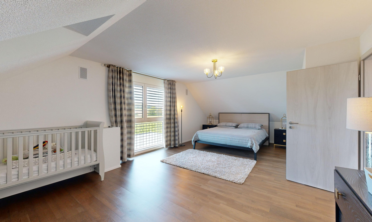 zimmer / schlafzimmer mit außenzugang, parkettboden, dachschräge, und natürliches licht