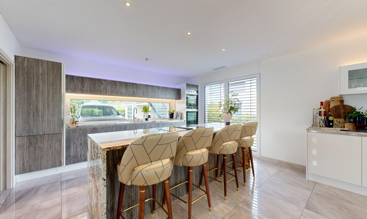 esszimmer mit fliesenboden, waschbecken, bar im innenbereich, und natürliches licht