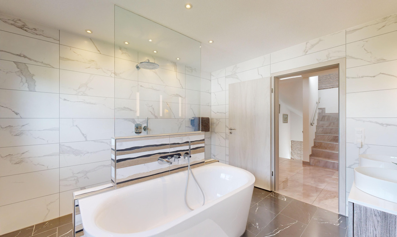 bad mit schminktisch, dusche, bad, und fliesenwand