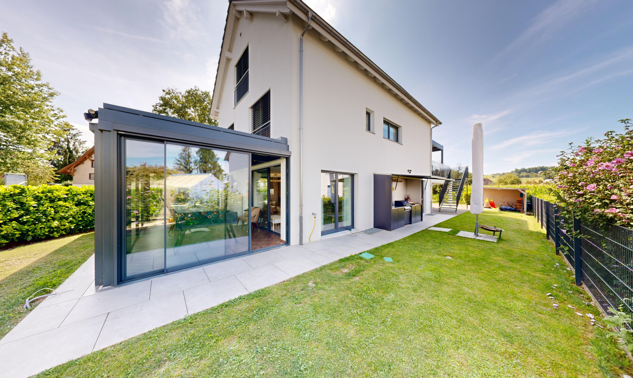 außenansicht mit zaun und rasen