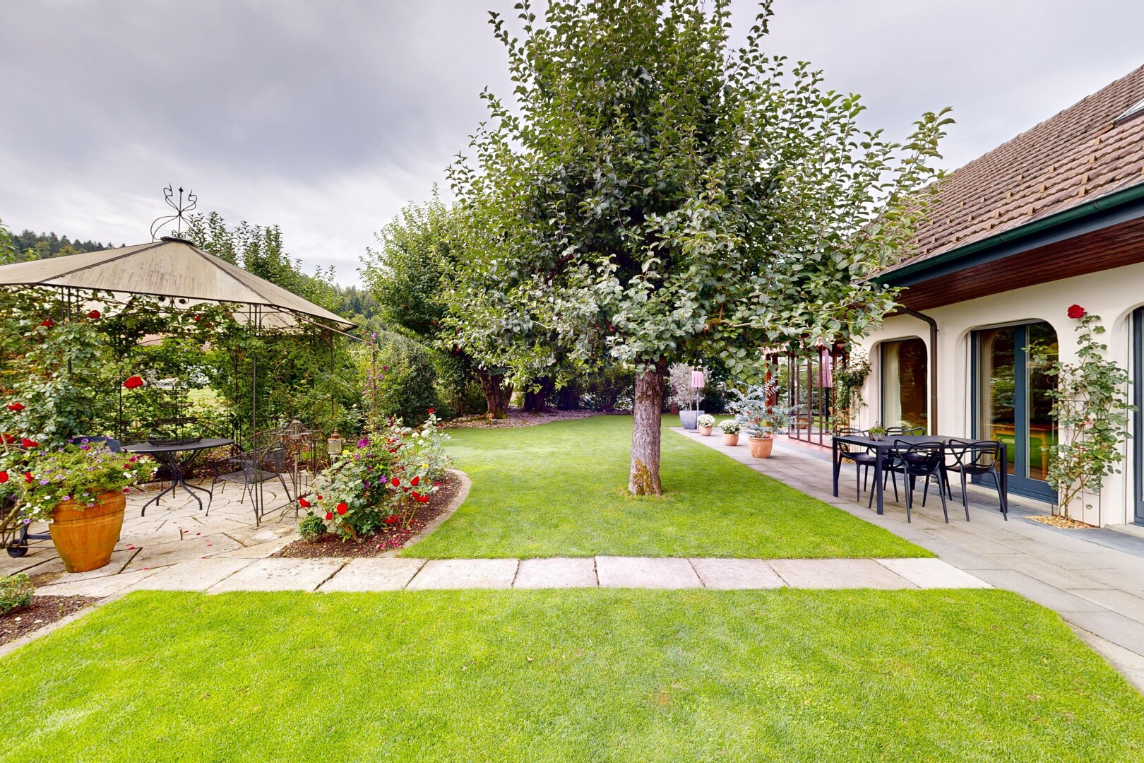 garten mit terrasse, overcast, und rasen