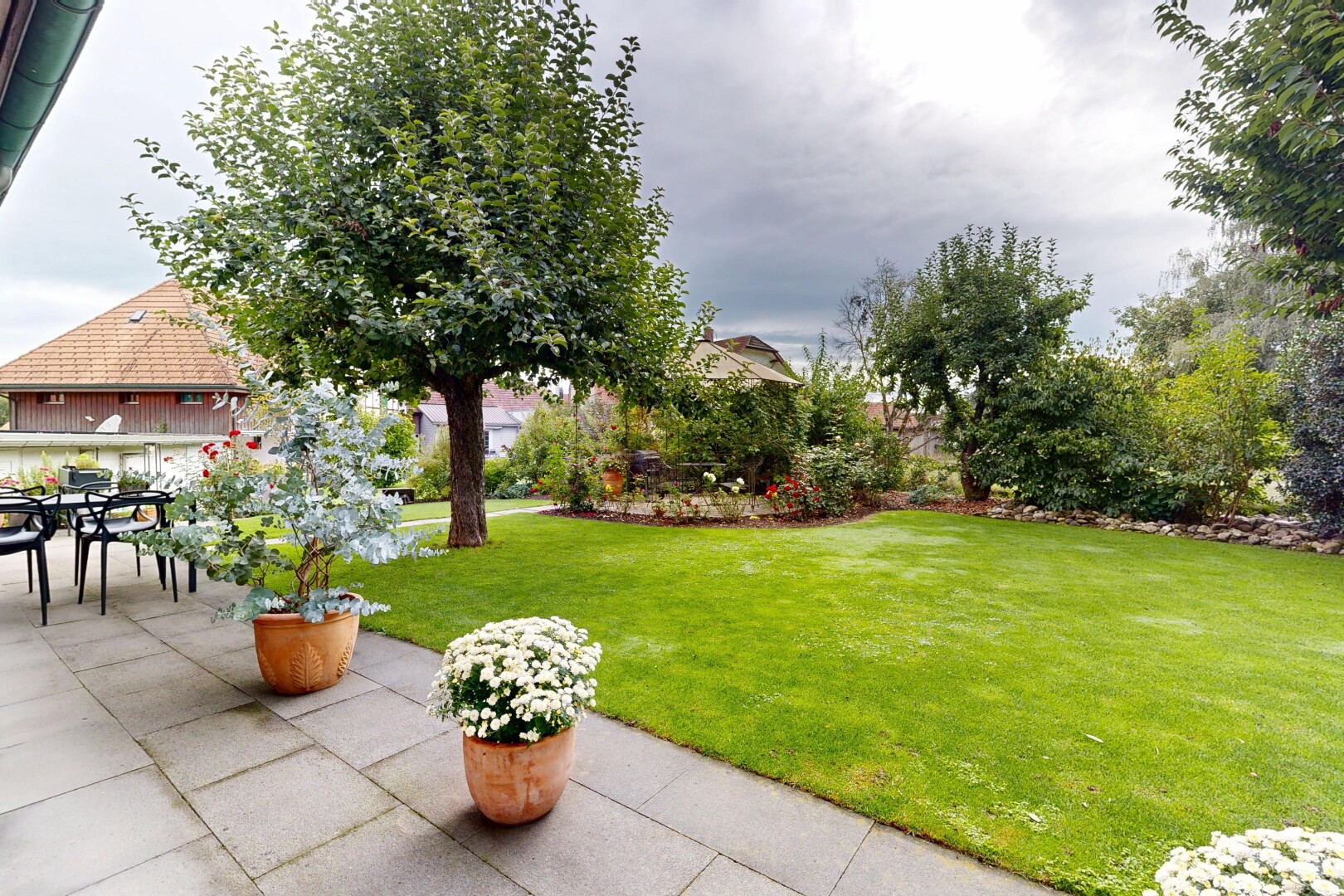 garten mit overcast, rasen, from property, essbereich im freien, und terrasse