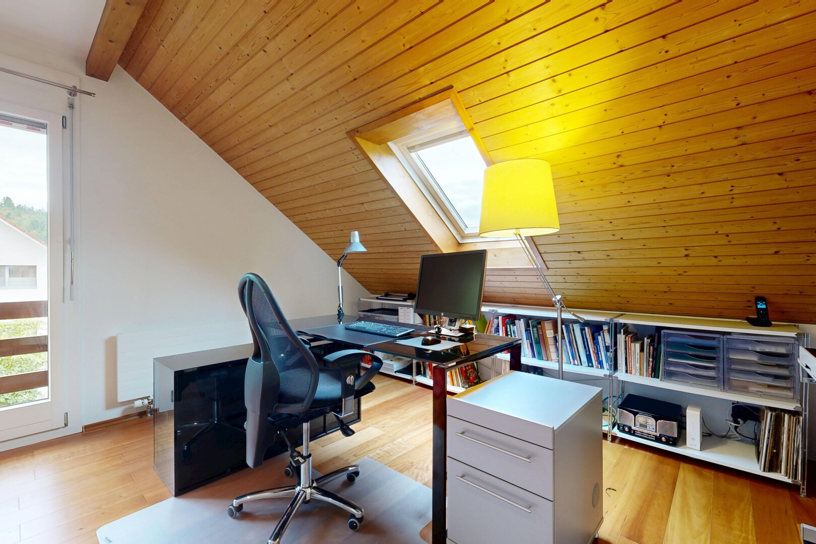büro mit bürobereich, inside property, vaulted ceiling, dachschräge, und wood ceiling