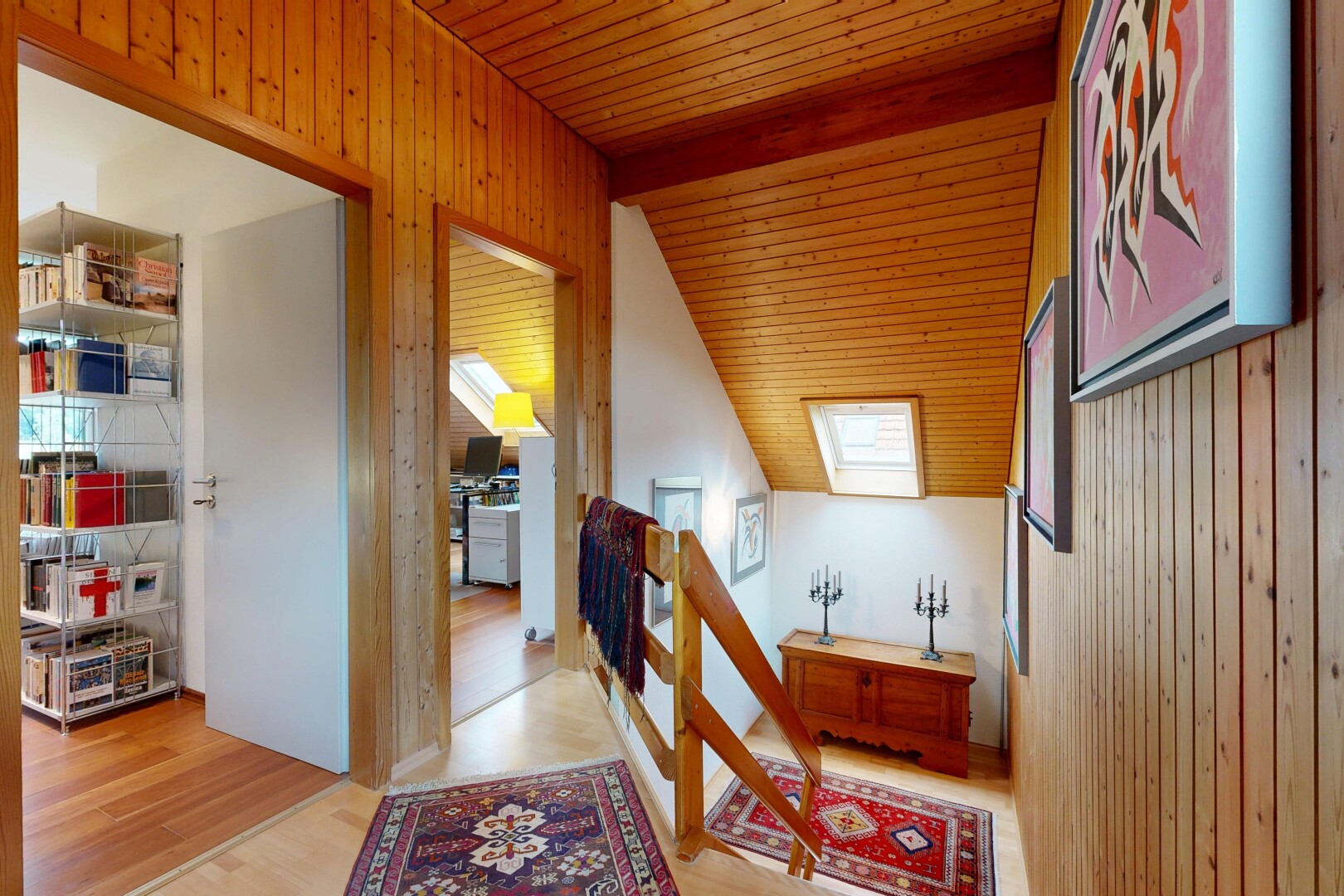 halle / korridor mit obergeschoss-podest, wood wall, holzwand, vaulted ceiling, und dachschräge