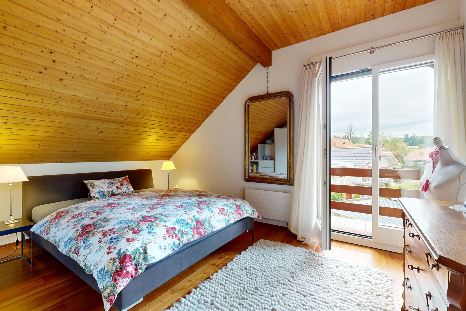 zimmer / schlafzimmer mit inside property, wood ceiling, holzdecke, beamed ceiling, und balkendecke