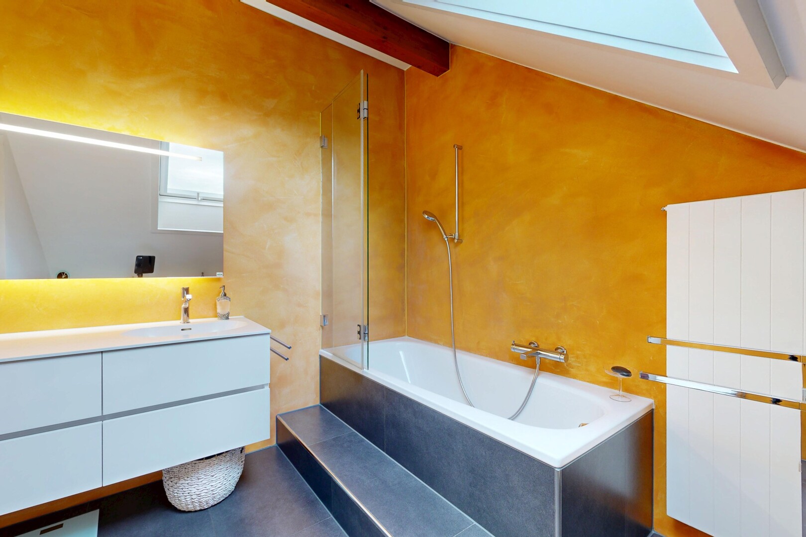 bad mit spiegel, komplettes badezimmer, beamed ceiling, balkendecke, und inside property