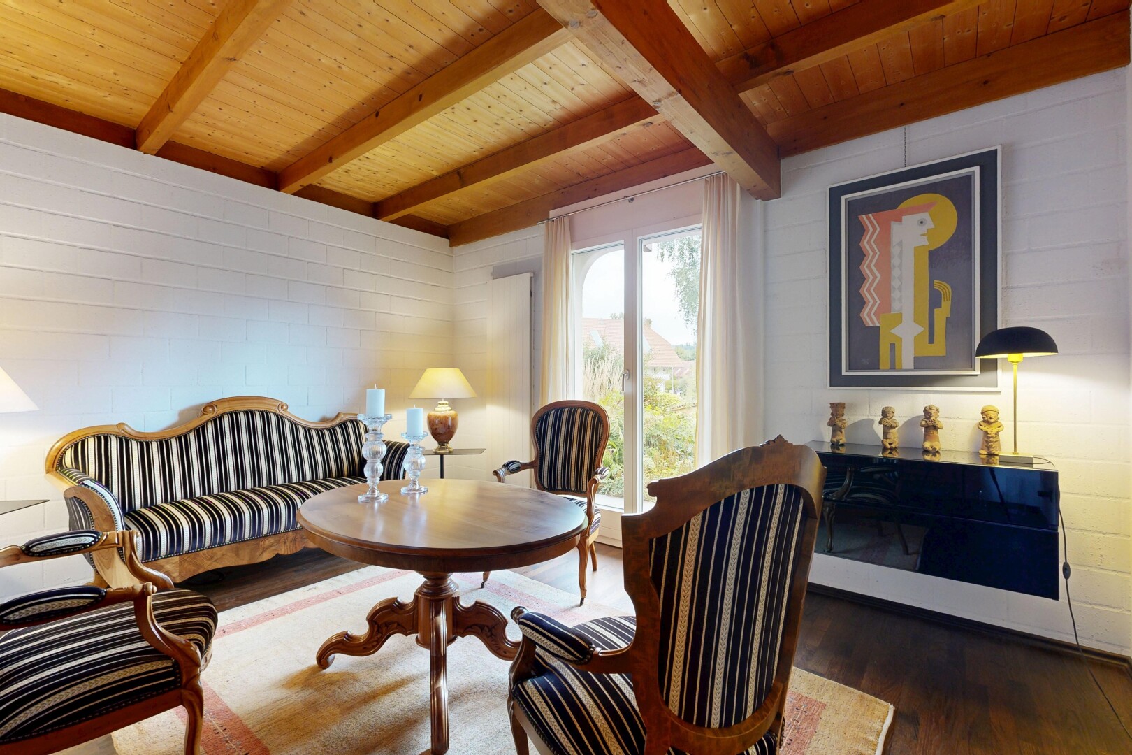 wohnzimmer mit balkendecke, beamed ceiling, holzfußboden, wood finish floor, und inside property