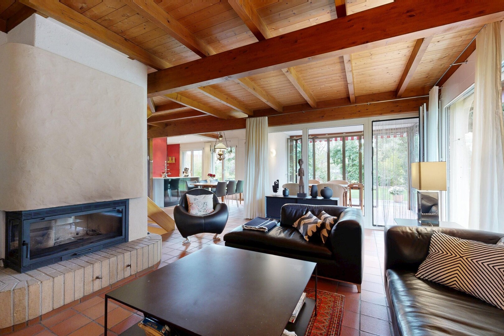 wohnzimmer mit beamed ceiling, balkendecke, kamin, inside property, und wood ceiling