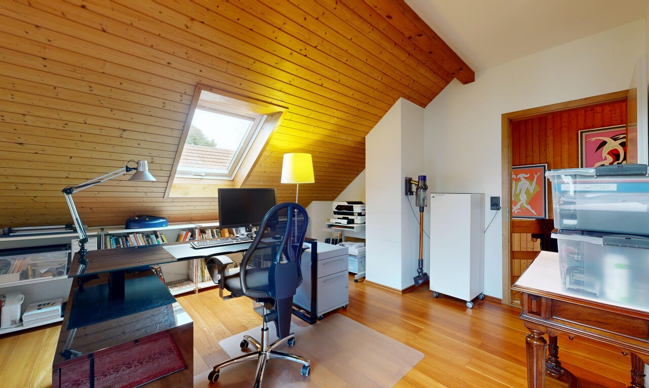 büro mit natürliches licht, natural light, holzfußboden, wood finish floor, und dachschräge