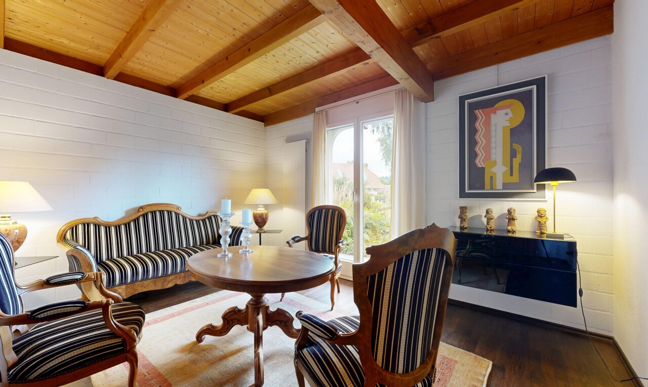 wohnzimmer mit balkendecke, beamed ceiling, holzfußboden, wood finish floor, und inside property