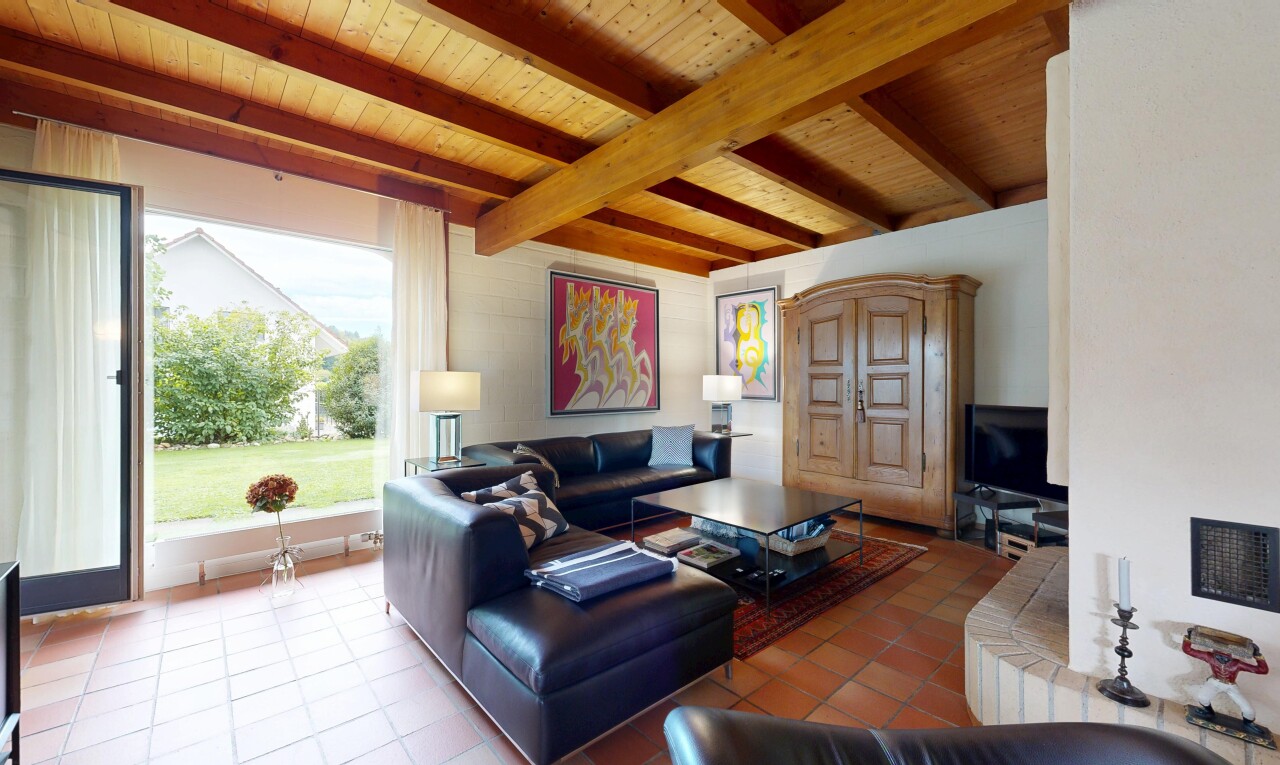 wohnzimmer mit inside property, balkendecke, beamed ceiling, natürliches licht, und natural light