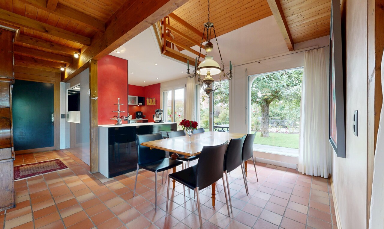 esszimmer mit beamed ceiling, balkendecke, natural light, natürliches licht, und wood ceiling