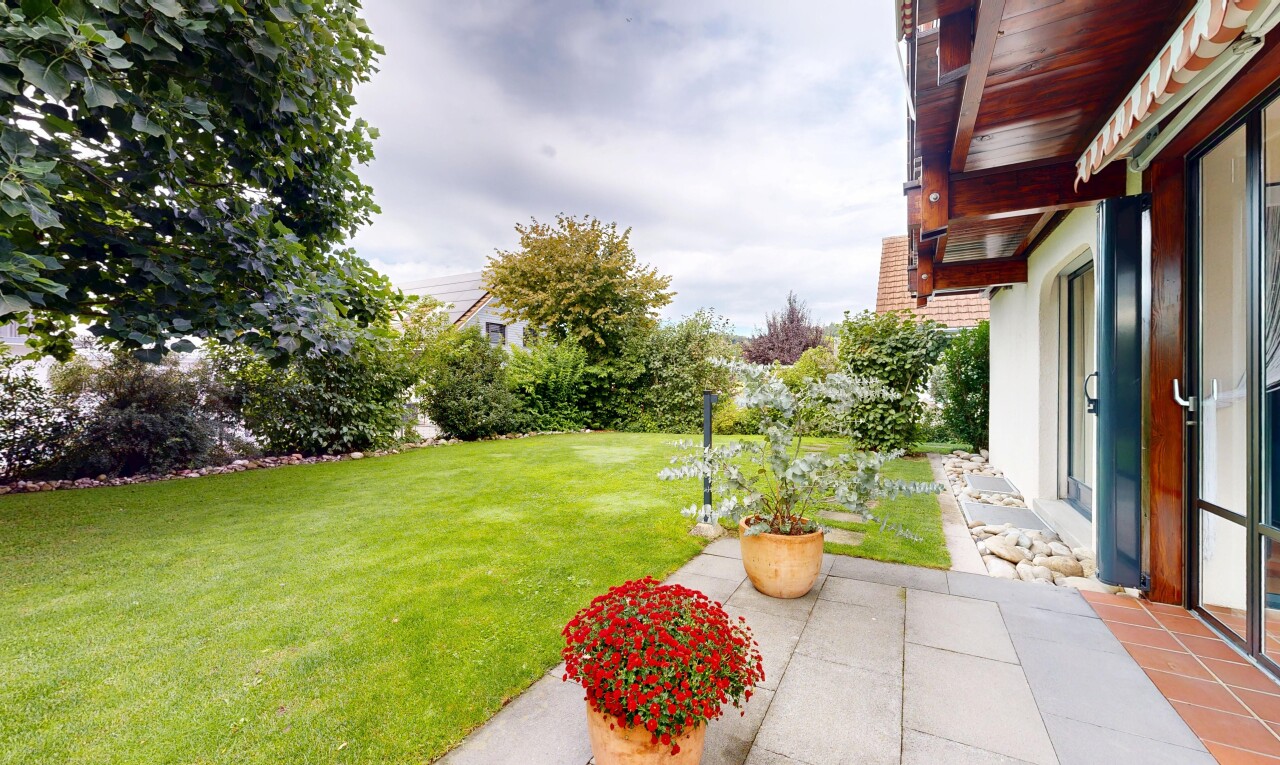garten mit rasen, from property, terrasse, und overcast