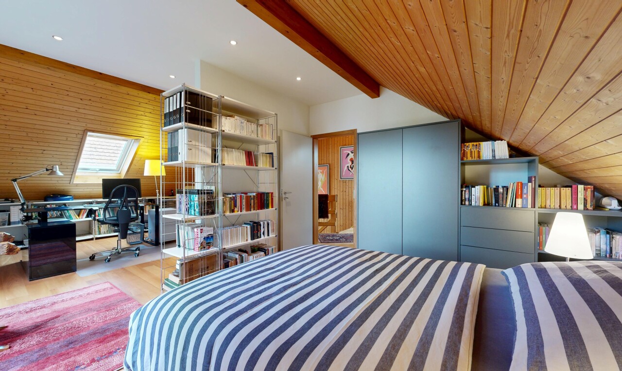 zimmer / schlafzimmer mit inside property, balkendecke, beamed ceiling, fernseher, und dachschräge