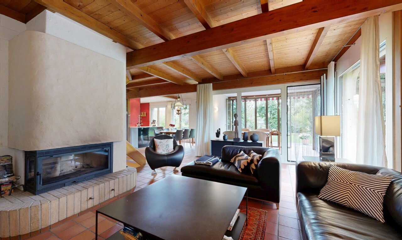 wohnzimmer mit beamed ceiling, balkendecke, kamin, inside property, und wood ceiling