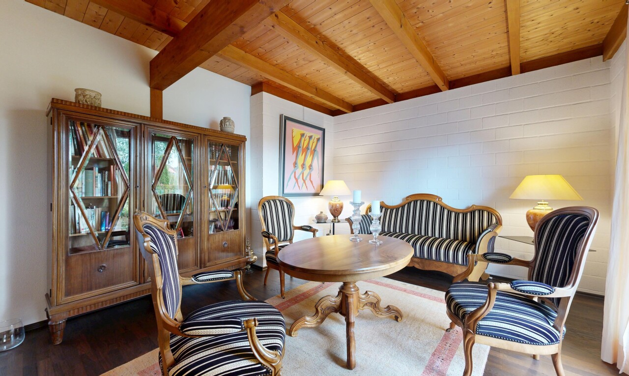 esszimmer mit balkendecke, beamed ceiling, holzfußboden, wood finish floor, und inside property