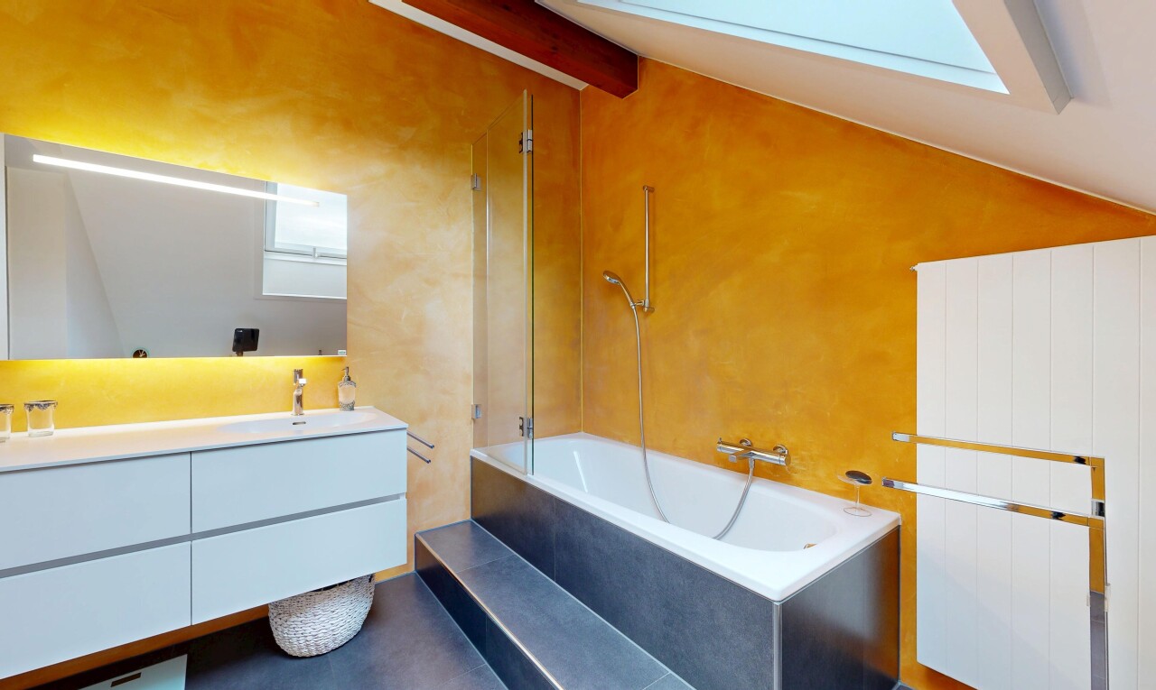 bad mit spiegel, komplettes badezimmer, beamed ceiling, balkendecke, und inside property