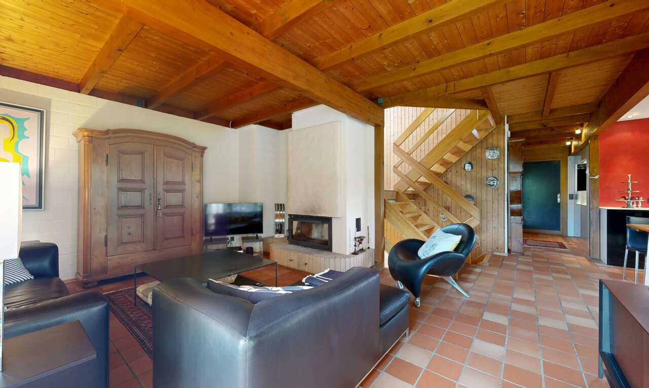 wohnzimmer mit kamin, inside property, beamed ceiling, balkendecke, und tile floor