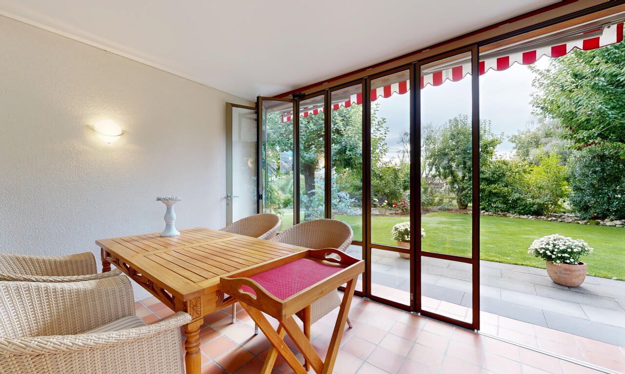 esszimmer mit bodendeckenfenster, floor ceiling windows, natürliches licht, natural light, und fliesenboden