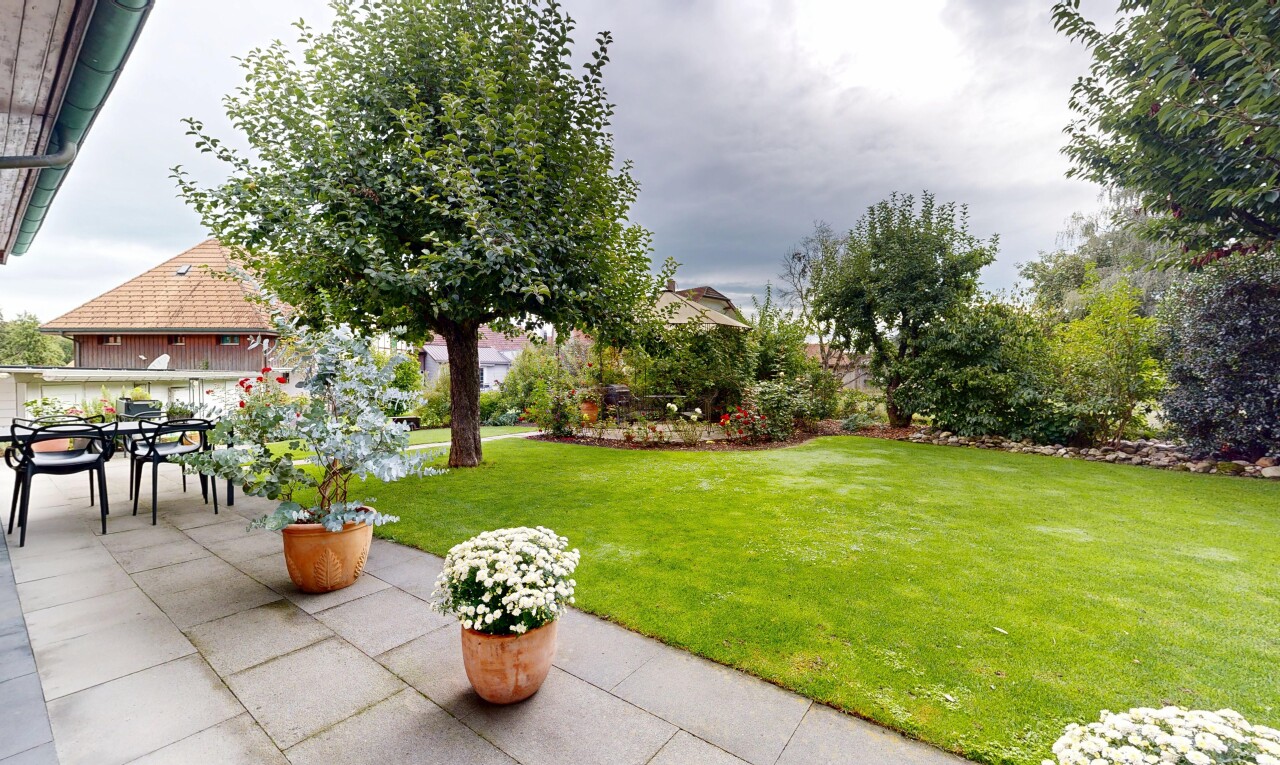 garten mit overcast, rasen, from property, essbereich im freien, und terrasse