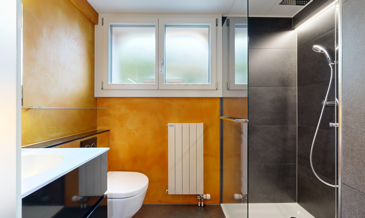 bad mit schminktisch, dusche, komplettes badezimmer, kühler, und toilette