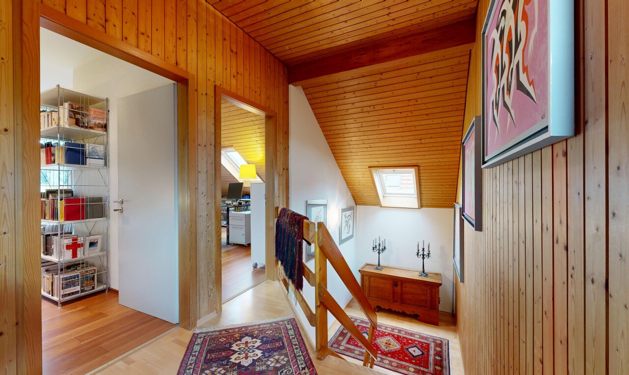 halle / korridor mit obergeschoss-podest, wood wall, holzwand, vaulted ceiling, und dachschräge