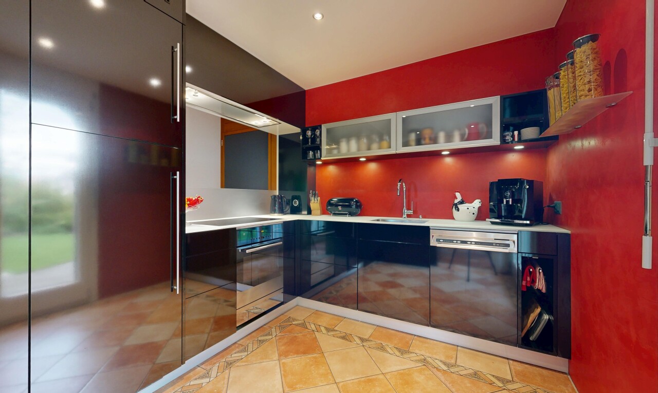 küche mit schränke mit glastüren, inside property, ofen, recessed lighting, und einbauleuchten