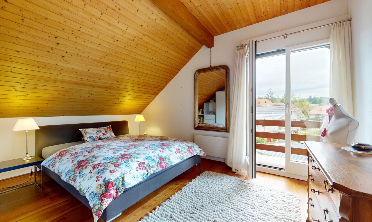 zimmer / schlafzimmer mit inside property, wood ceiling, holzdecke, beamed ceiling, und balkendecke