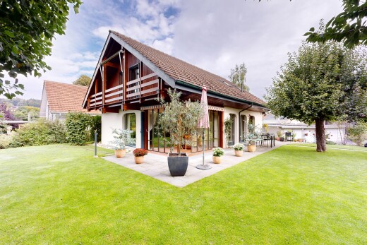 außenansicht mit property visible, terrasse, rasen, und day time