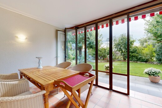 esszimmer mit bodendeckenfenster, floor ceiling windows, natürliches licht, natural light, und fliesenboden