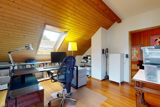 büro mit natürliches licht, natural light, holzfußboden, wood finish floor, und dachschräge