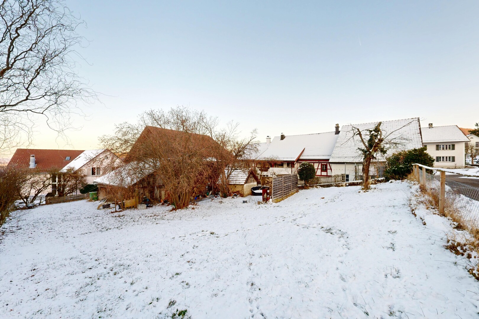 façade avec clôture, snow, et property visible