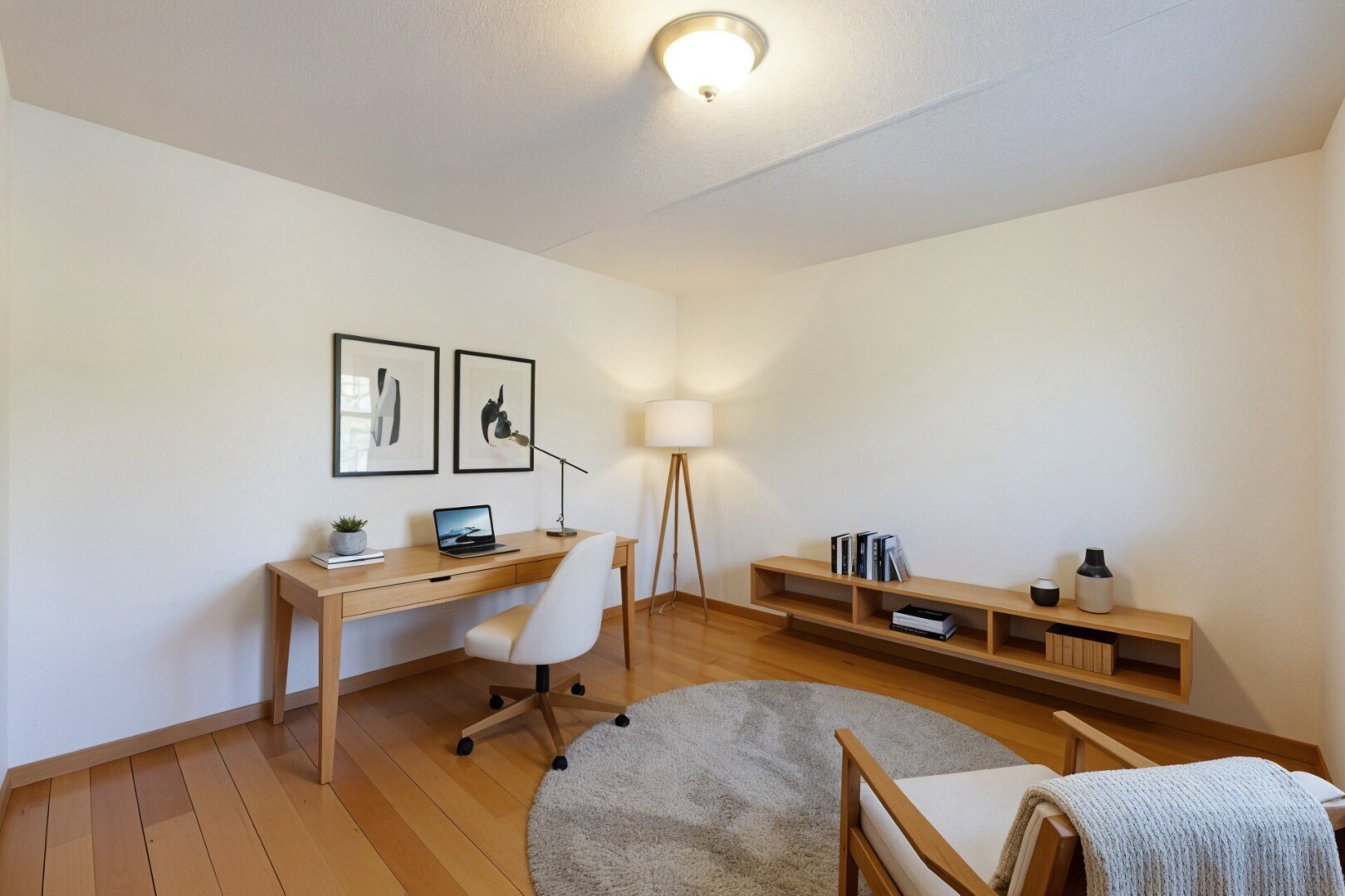 bureau avec cloison sèche, drywall, espace bureau, inside property, et sol en finition bois