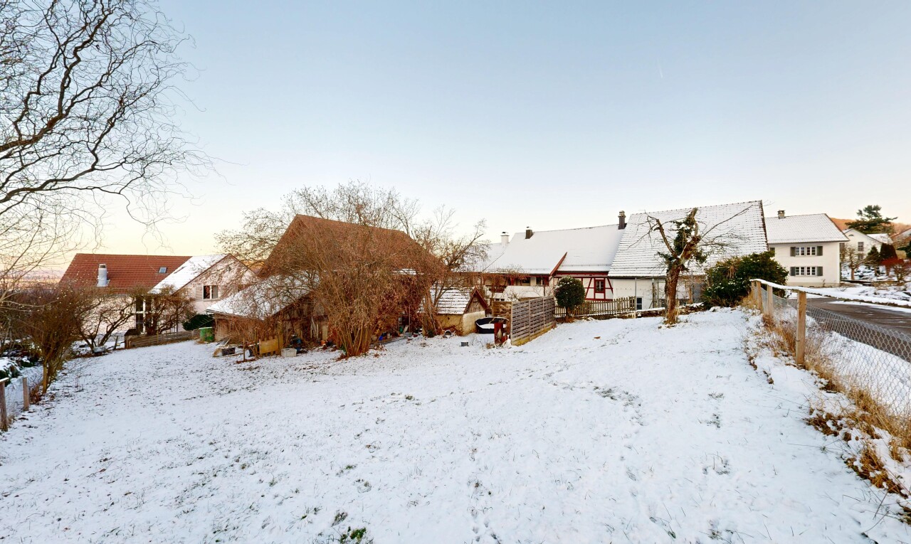 façade avec clôture, snow, et property visible