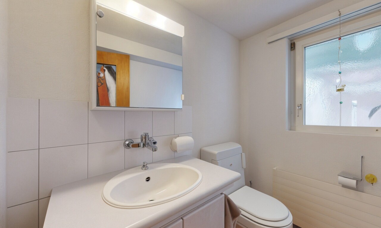 salle de bains avec miroir, évier, inside property, lavabo (ou coiffeuse selon le contexte), et toilette