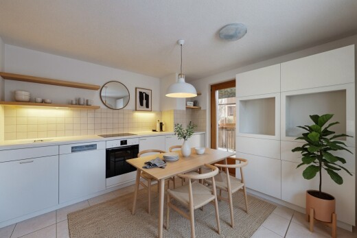 küche mit weiße schränke, arbeitsplatten, offene regale, pendelleuchte, und küchenrückwand beim Herd