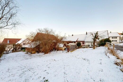 außenansicht mit zaun, snow, und property visible