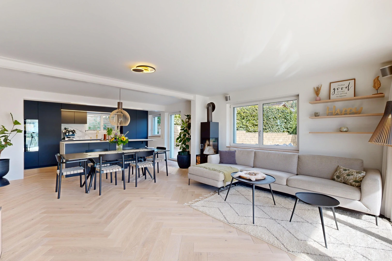 wohn- / esszimmer mit gipskartonwand, drywall, holzfußboden, wood finish floor, und parquet floor