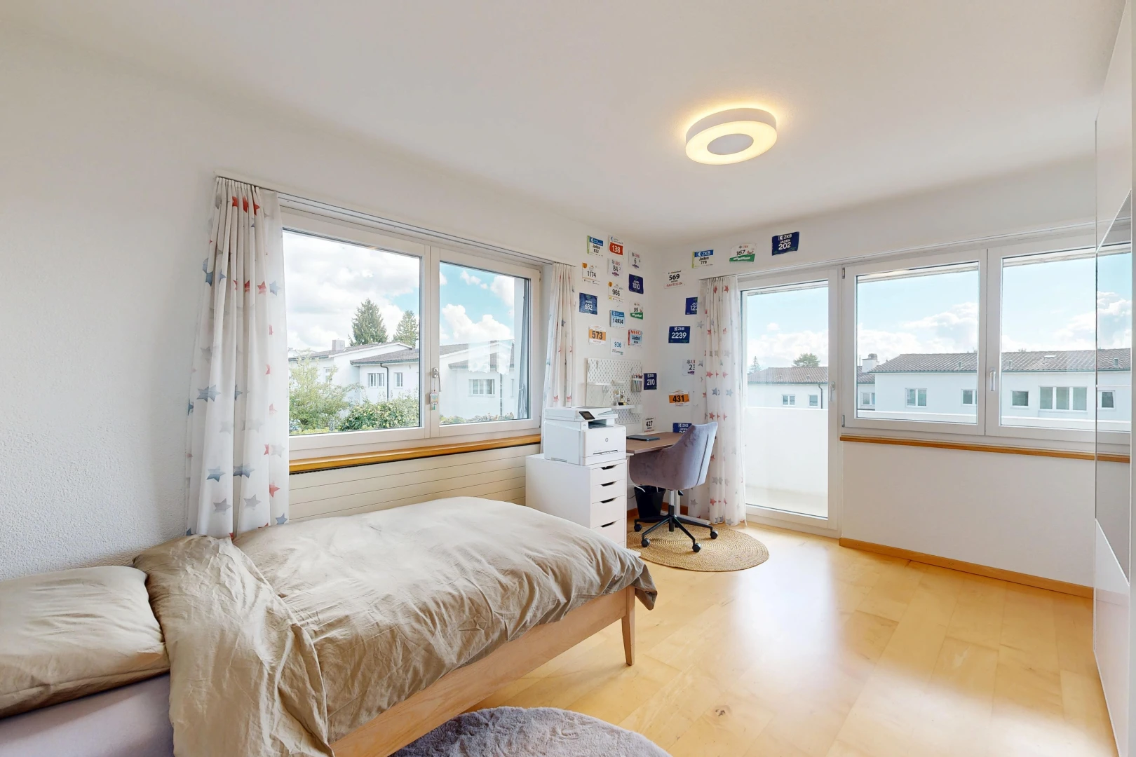 zimmer / schlafzimmer mit bürobereich, gipskartonwand, drywall, day time, und holzfußboden