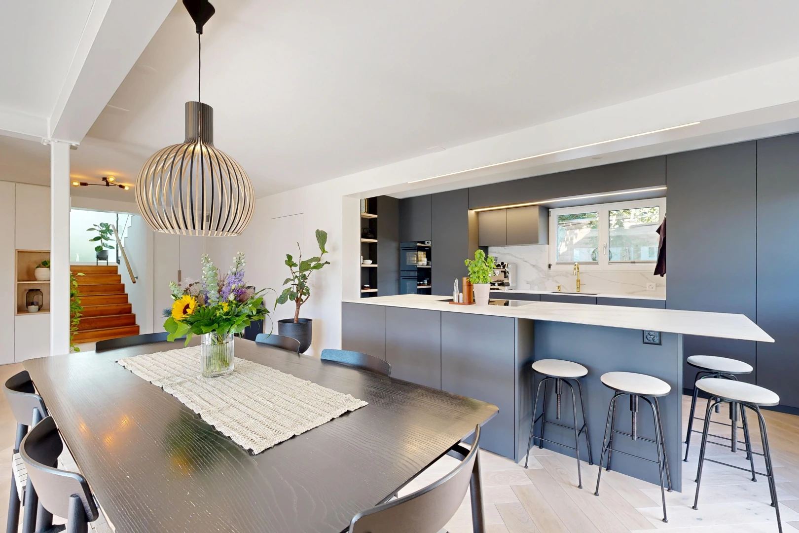 esszimmer mit treppen, light floor, inside property, waschbecken, und wood finish floor