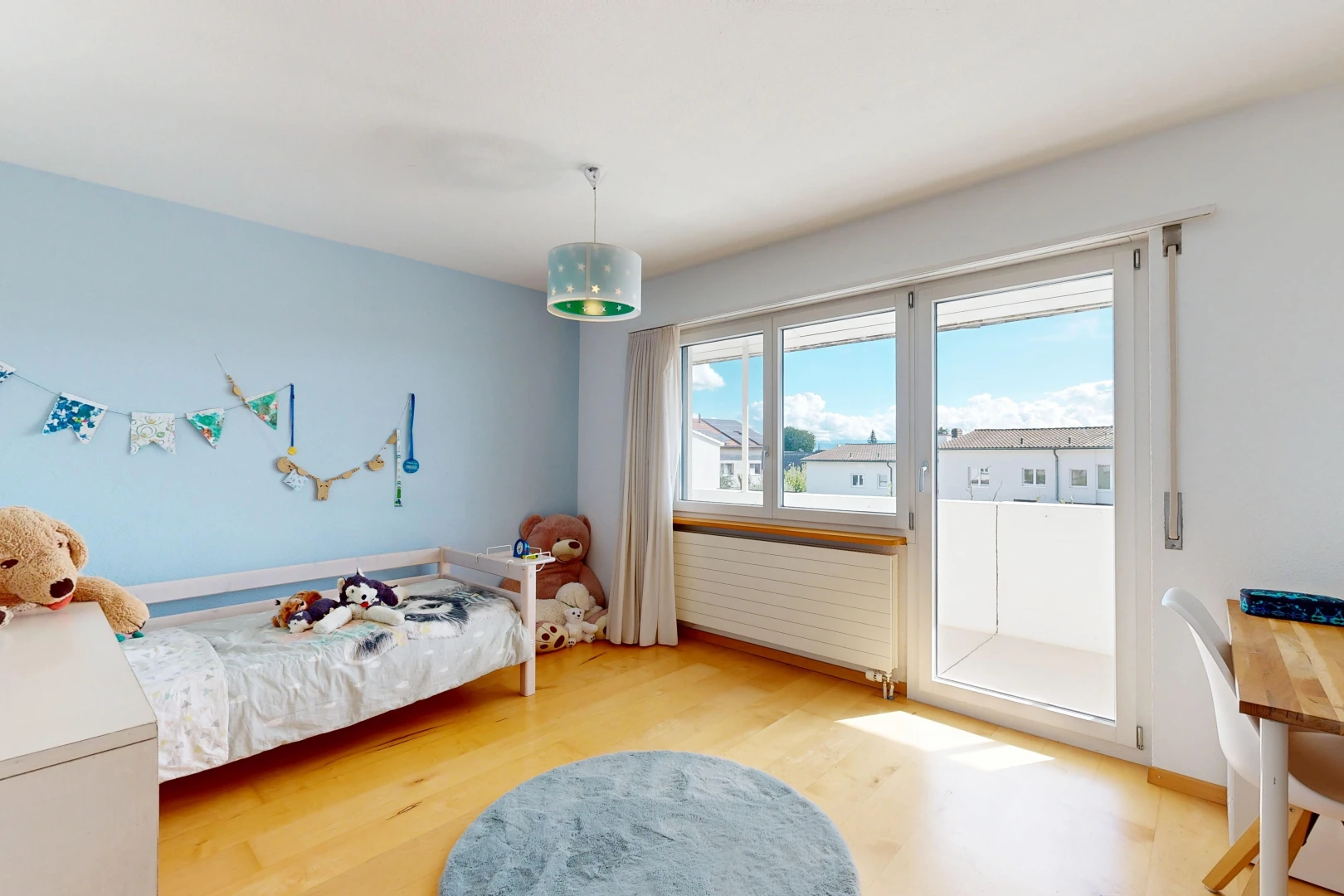 zimmer / schlafzimmer mit kühler, außenzugang, drywall, gipskartonwand, und day time