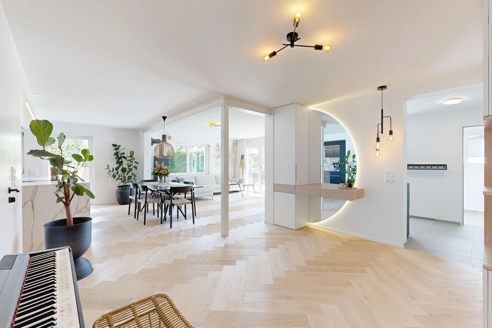 esszimmer mit gipskartonwand, drywall, holzfußboden, wood finish floor, und pendelleuchte