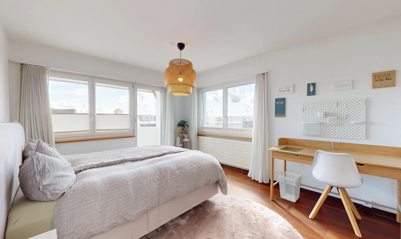 zimmer / schlafzimmer mit pendelleuchte, bürobereich, wood finish floor, holzfußboden, und drywall
