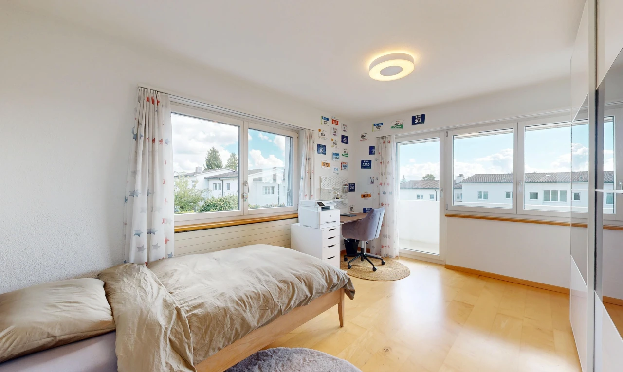zimmer / schlafzimmer mit bürobereich, gipskartonwand, drywall, day time, und holzfußboden