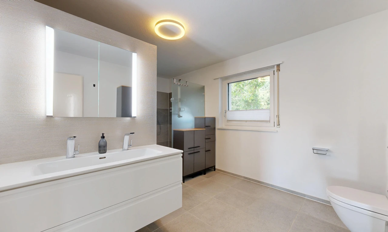 bad mit waschbecken, komplettes badezimmer, toilette, light floor, und spiegel
