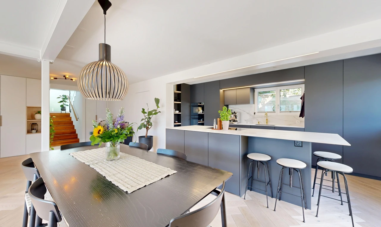 esszimmer mit treppen, light floor, inside property, waschbecken, und wood finish floor