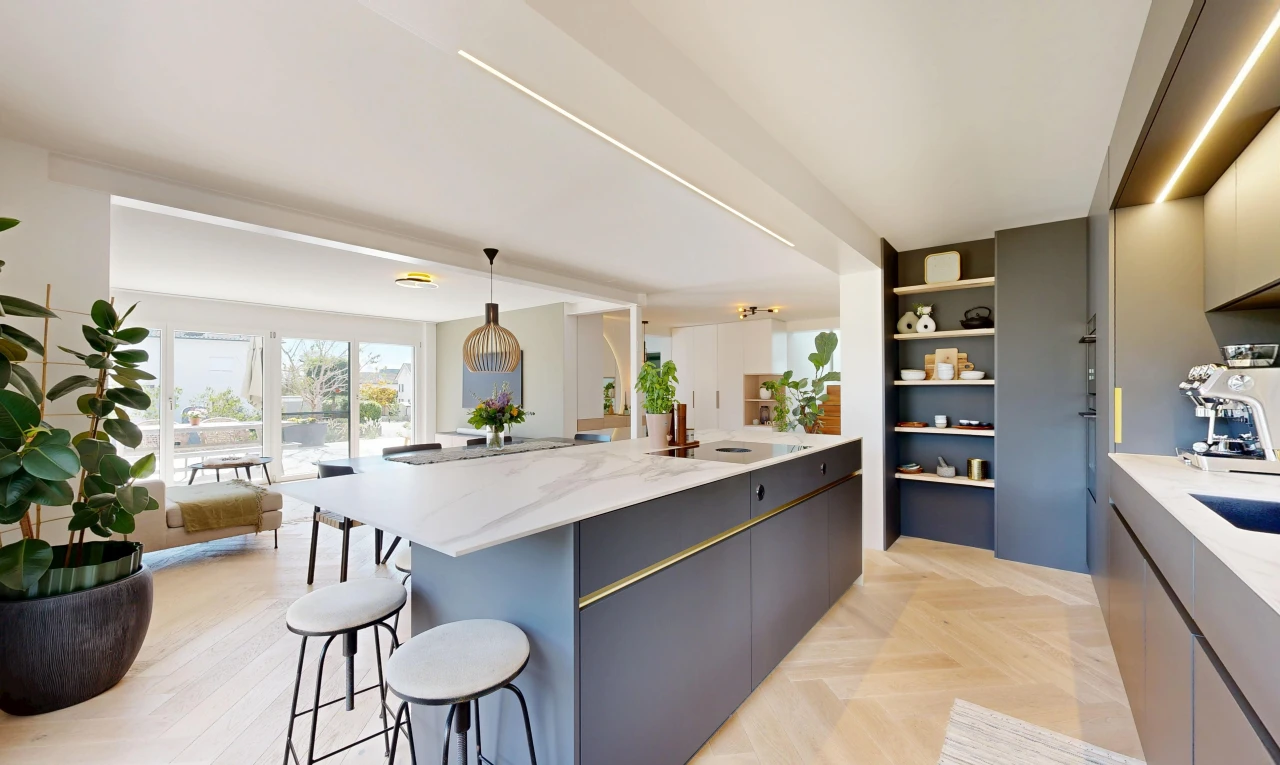 küche mit light countertops, schränke mit flachen paneelen, flat panel cabinets, light floor, und holzfußboden