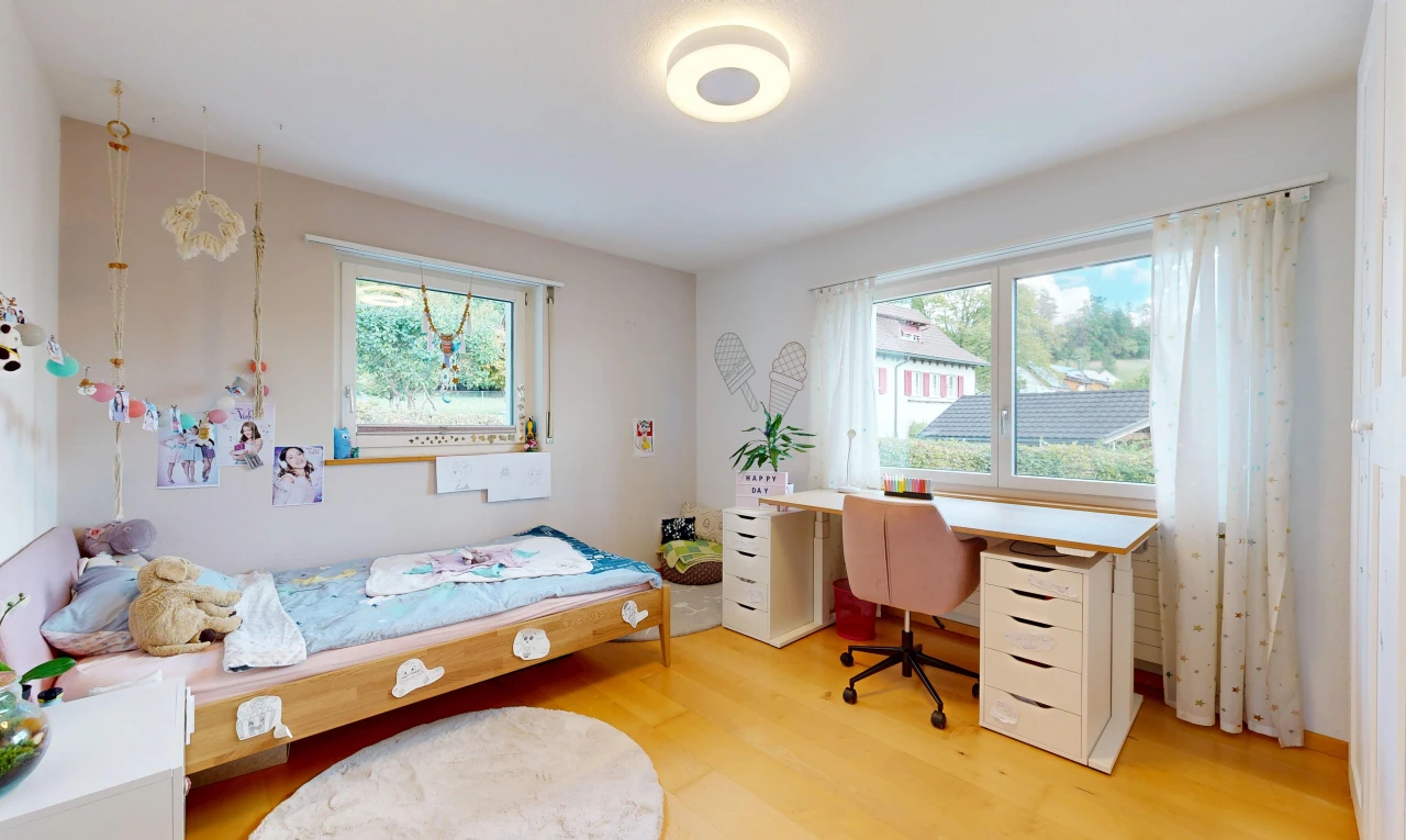zimmer / schlafzimmer mit bürobereich, drywall, gipskartonwand, wood finish floor, und holzfußboden
