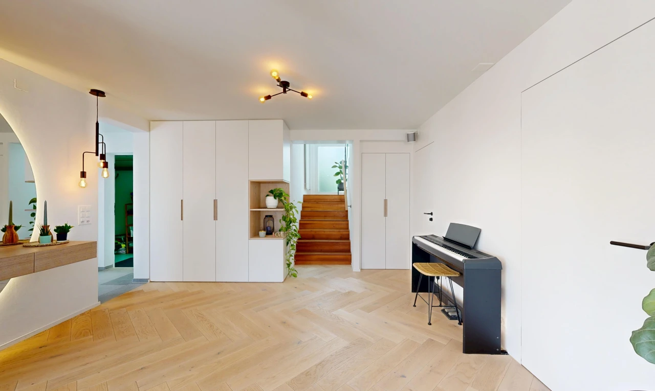 wohnzimmer mit holzfußboden, wood finish floor, treppen, gipskartonwand, und drywall
