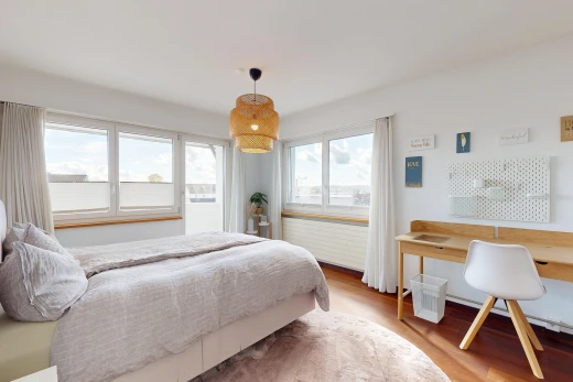 zimmer / schlafzimmer mit pendelleuchte, bürobereich, wood finish floor, holzfußboden, und drywall
